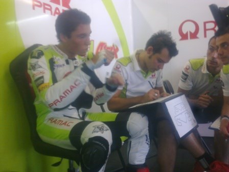 O Aleix Espargaro εξηγεί στους μηχανικούς τη συμπεριφορά της GP10